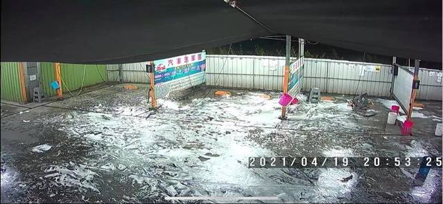 （少年們洗車場嬉戲後，未將現場清乾淨逕自離去。／翻攝自臉書社團「鳳山人在地大小事」。）