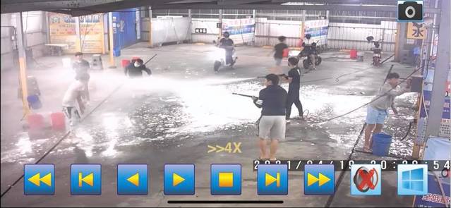 （少年們洗車場拿泡沫噴槍嬉戲。／翻攝自臉書社團「鳳山人在地大小事」。）