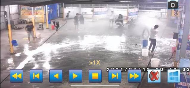 （少年們洗車場拿泡沫噴槍嬉戲。／翻攝自臉書社團「鳳山人在地大小事」。）