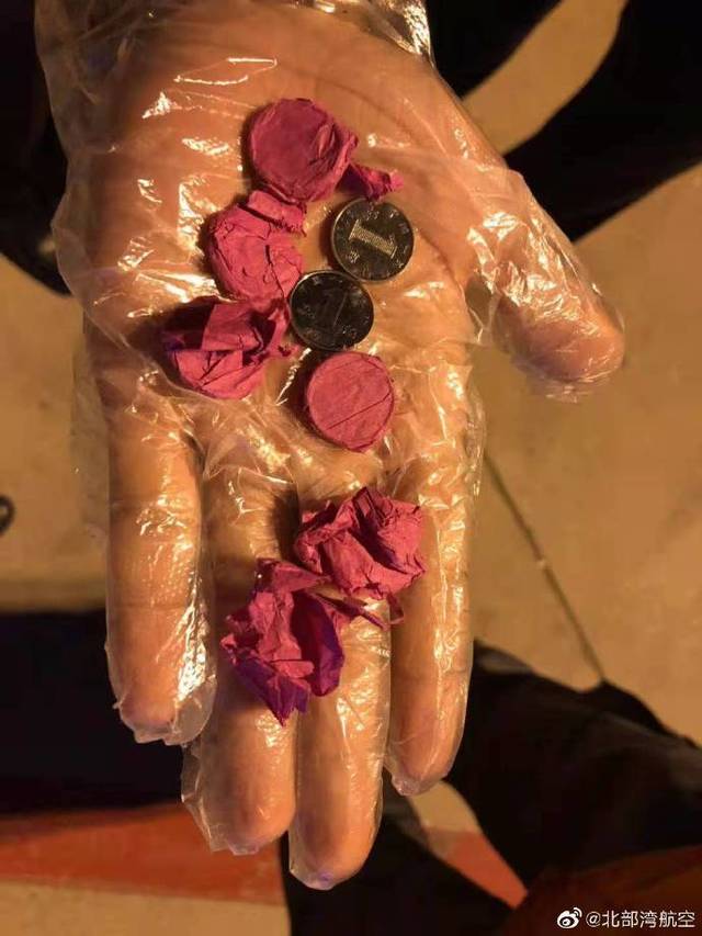 6枚包著紅紙的硬幣（翻攝自北部灣航空微博）