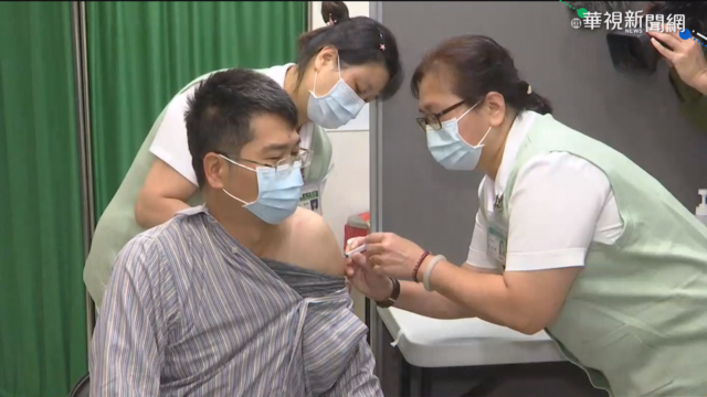 AZ疫苗自費打首日 亞東醫院估160人接種