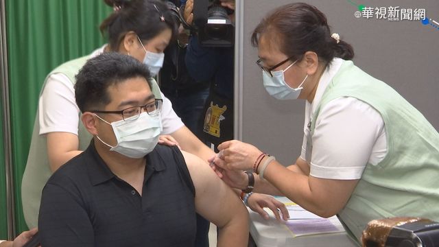 AZ自費施打首日 民眾趕出國搶接種