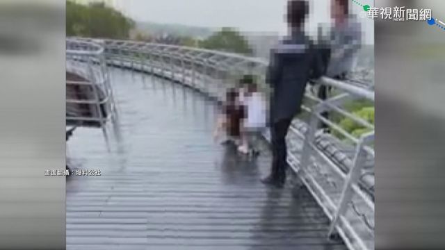 女爬山拍照翻欄杆 婦人勸阻反遭飆罵