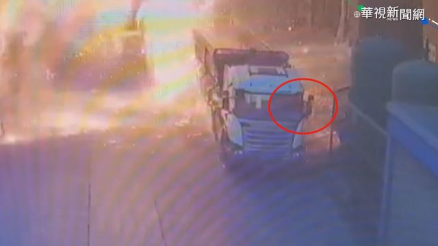 拖車斗千度爐渣突爆炸 2工人燒燙傷