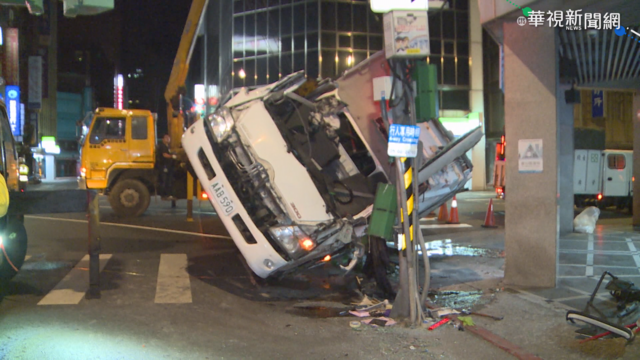 為閃避左轉計程車 垃圾車翻覆撞號誌