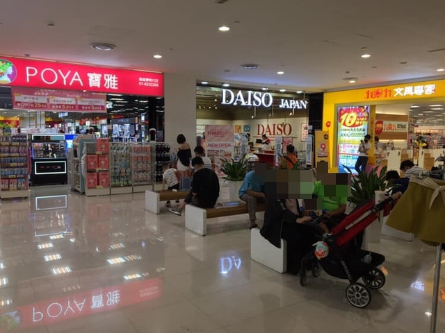 百貨連開一排藥妝店！店外成「男友石化區」全場笑翻