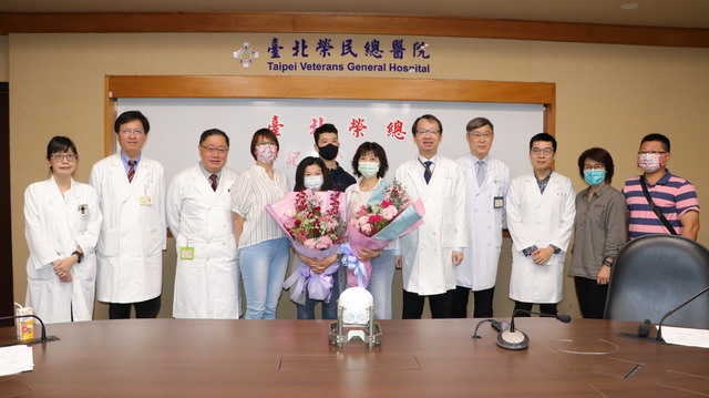 黃先生與其他2位病友與醫療團隊合照