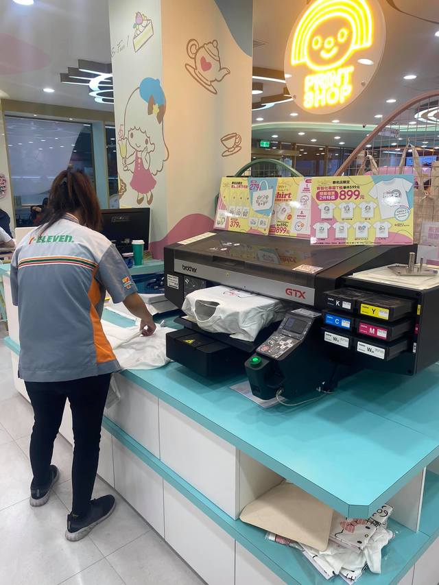 網友發現超商店員竟也會「現做T恤」。（翻攝自臉書路上觀察學院）