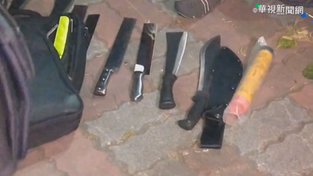 轎車爆胎停路邊 警關切驚見車內藏刀