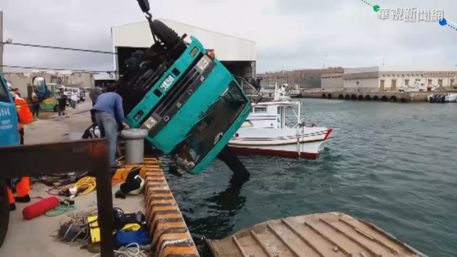 澎湖1吊車翻覆港區 駕駛遭夾雙腳挫傷