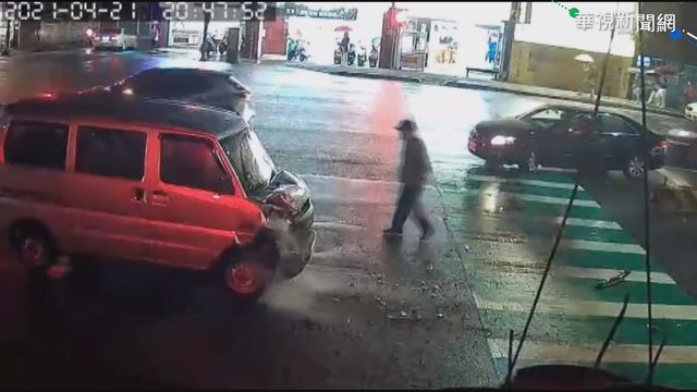 阿伯闖紅燈 計程車急煞害貨車追撞