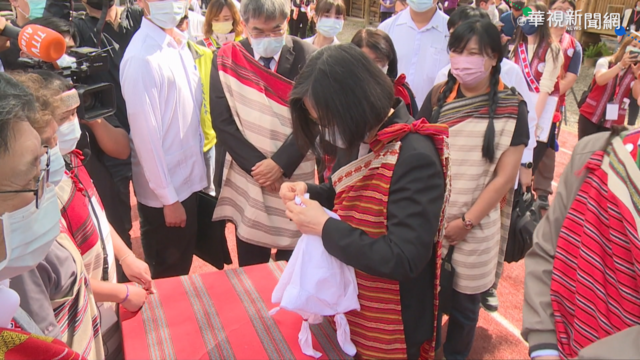 總統參訪桃山國小 體驗｢薯榔染布｣DIY