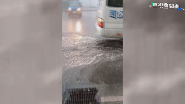 高雄市區下雨了 民眾看到雨興奮不已