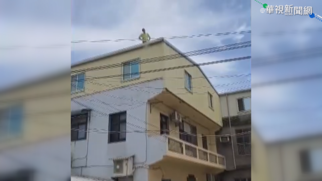 警上門查槍 槍毒犯拒捕逃屋頂對峙