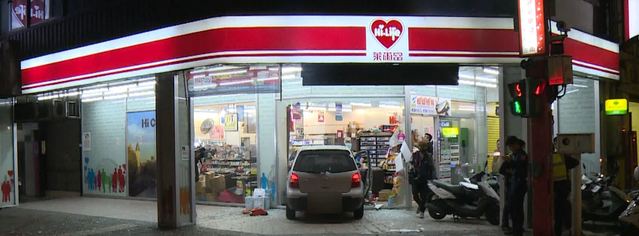 疑賭氣闖紅燈 轎車撞進超商釀3傷