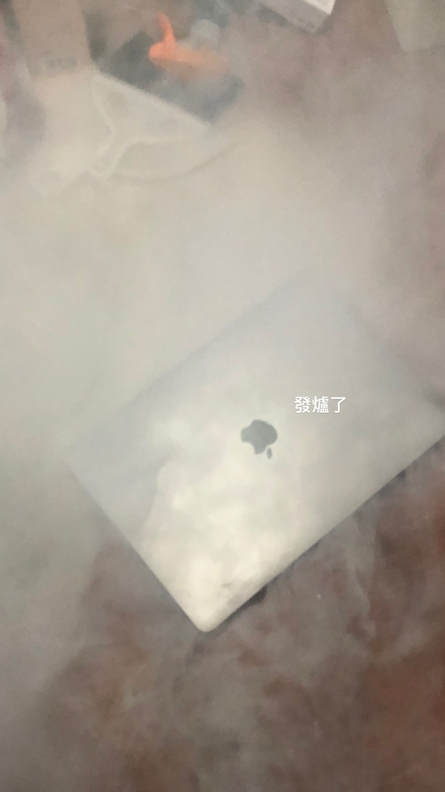 網友貼出電腦冒煙照片。（翻攝自臉書爆料公社）