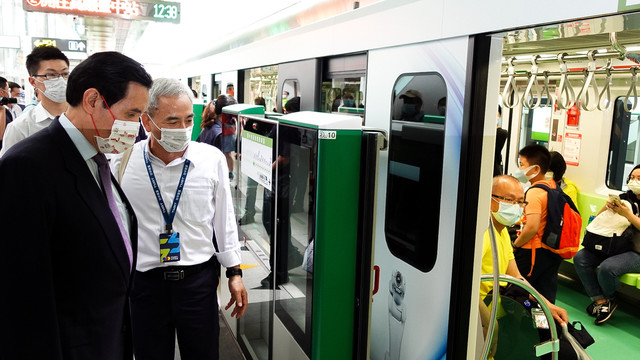 馬英九搭乘中捷。（翻攝自馬英九臉書）