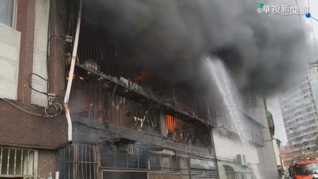 桃園4層樓公寓竄火 一家3口送醫不治