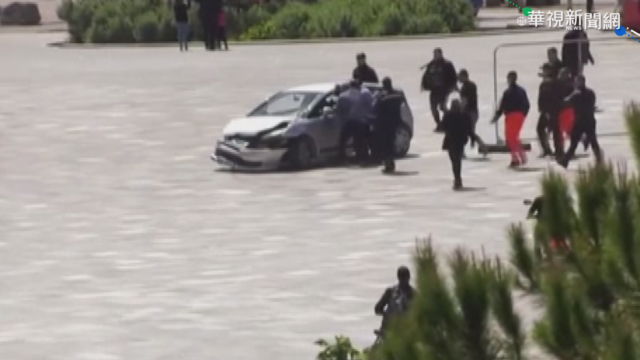 毒駕暴衝市中心廣場 男｢飛踢｣停車