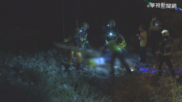 男賞夜景摔落6米橋下 警消吊掛救人