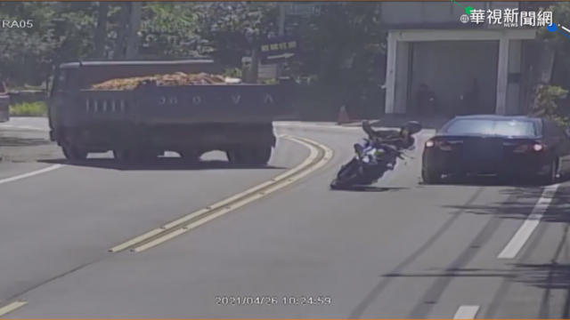 貨車轉彎跨雙黃線 機車閃避不及慘摔