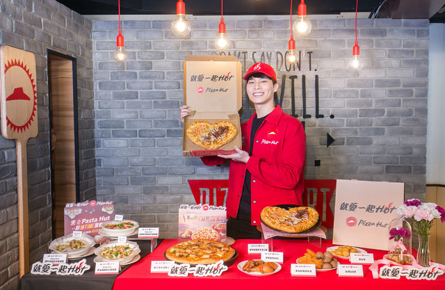 必勝客母親節新品「愛你魷龍蝦干貝比薩」。(業者提供)