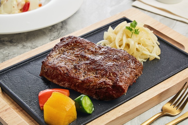 西堤牛排推99元加購升級10盎司重磅原塊牛排。(業者提供)