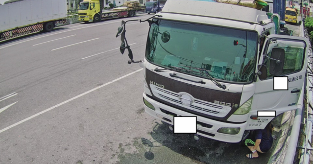 把馬路當成廁所？環保局拍到民眾「當街蹲下便溺」