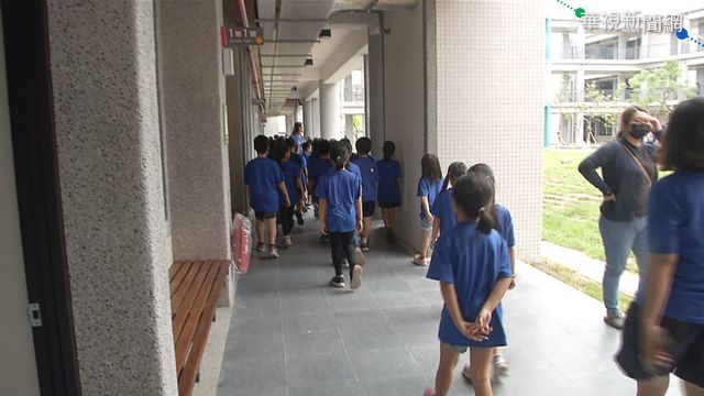 台南小新國小搬家 師生徒步進新校區