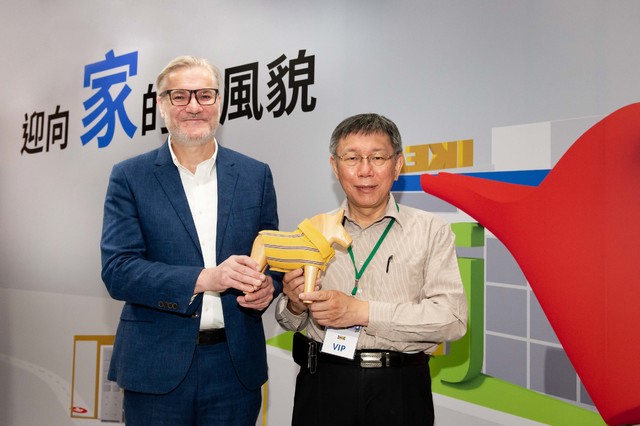 台北市長柯文哲（右）出席開幕典禮。（業者提供）