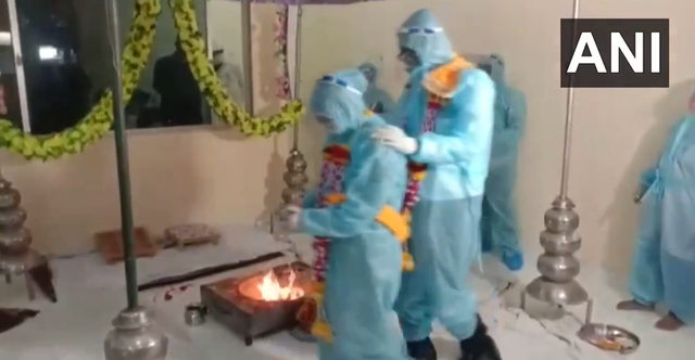 印度確診頻飆高 新人堅持要結婚穿隔離衣辦儀式