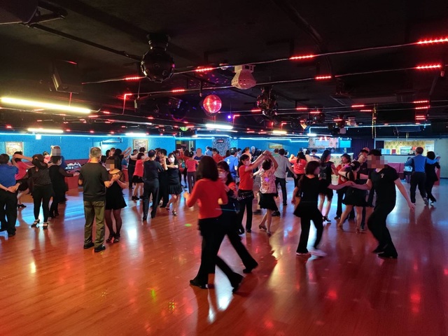 案1112待舞場4.5hrs 百人合照曝...舞蹈師急回應