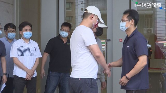 黑衣人與警官握手言和 議員施壓?!