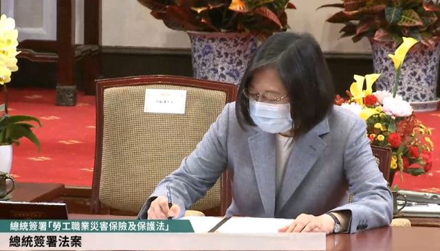 總統簽署職災保險法 要求積極落實、完整保障勞權