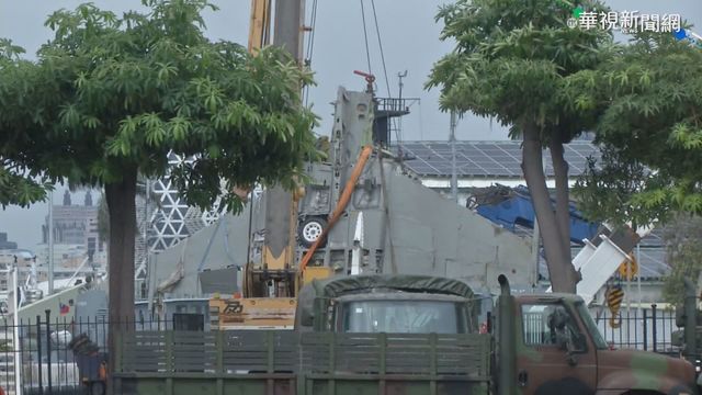 F-5E戰機失事墜海半年 殘骸打撈上岸