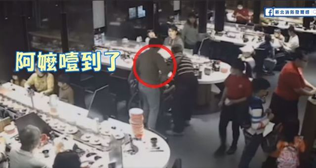 阿嬤進食一半噎住 (翻攝自新北消防發爾麵粉專)