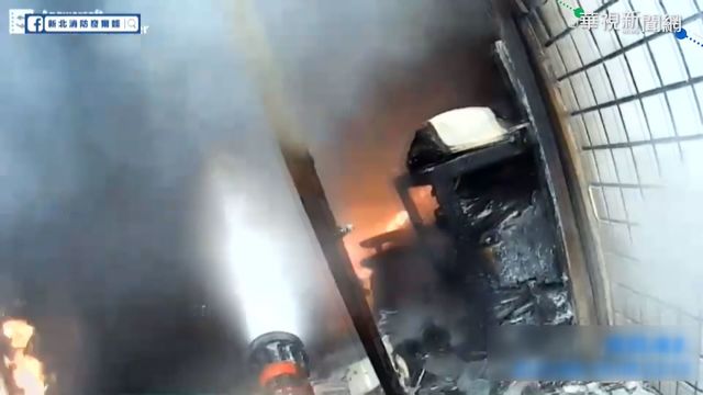 客廳神桌突竄火 女住戶嚇壞躲廁所