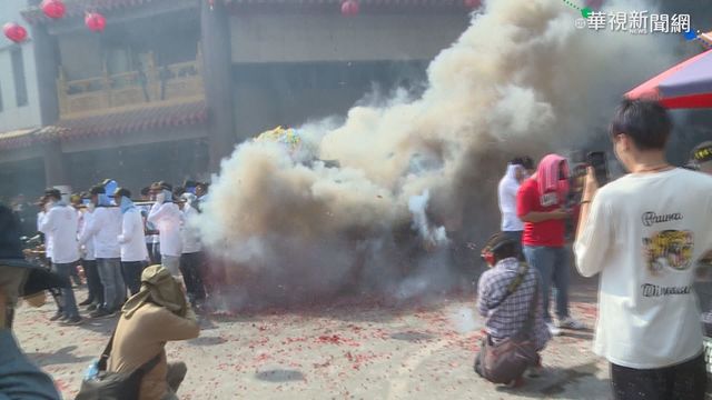 北港媽出巡炸轎 轎伕全變｢炮灰人｣