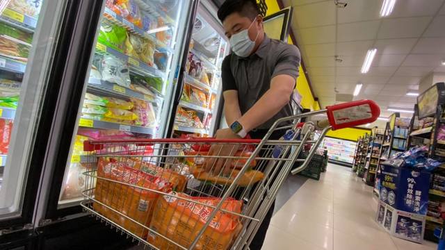 標哥海報暴紅學生致歉 顏寬恒笑：別擔心有天會在海邊醒來