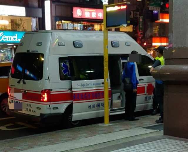 藍衣男等無公車竟叫救護車代步 消防局：最高罰1萬5千元