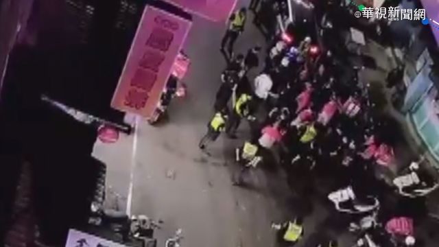 等太久起口角! 外送員叩同伴圍雞排店