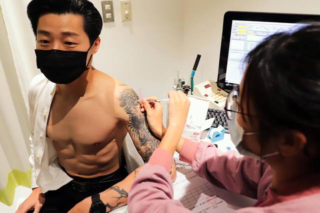 林昶佐接種疫苗「秀肌肉」 大家狂讚：養眼