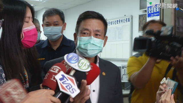 債務糾紛被潑蟑? 鉅星匯老闆到案說明