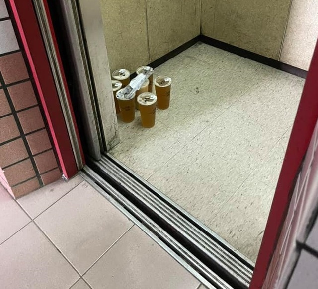 外送要加購袋子嗎？他抱怨飲料被外送員放電梯內遭酸