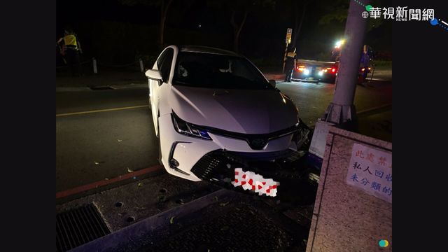 深夜疲勞駕駛? 多元計程車自撞燈桿