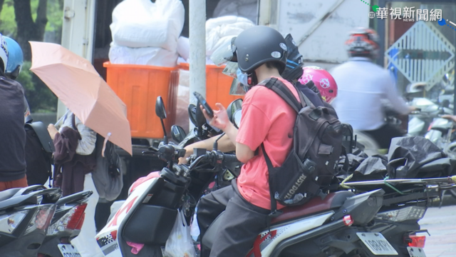 停等紅燈滑手機違法? 法官有｢異｣見