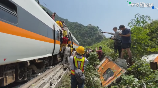 太魯閣號罹難者家屬急問消息 台鐵人員竟回：去擲筊問神明