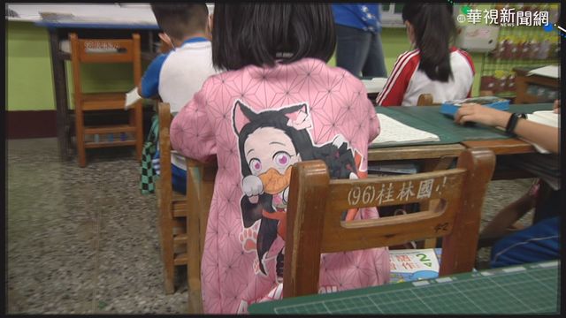 等不到裝冷氣! 高雄小學生飆汗上課