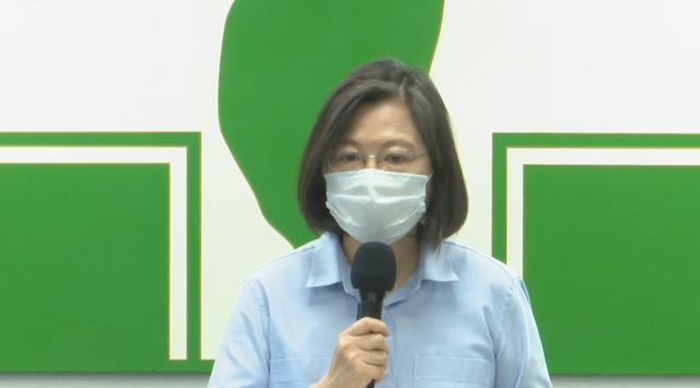 疫情挑戰嚴峻 蔡英文盼國人遵從指揮中心指引