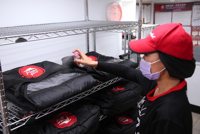 （必勝客外送餐點前均會消毒外送包。／必勝客提供。）